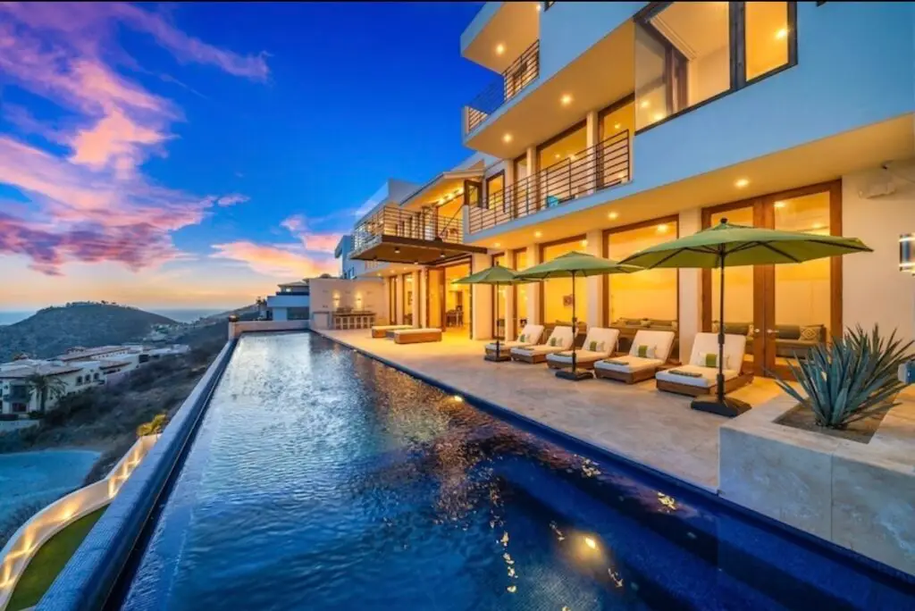 Luxury vill in Cabo with infinity pool facing the ocean