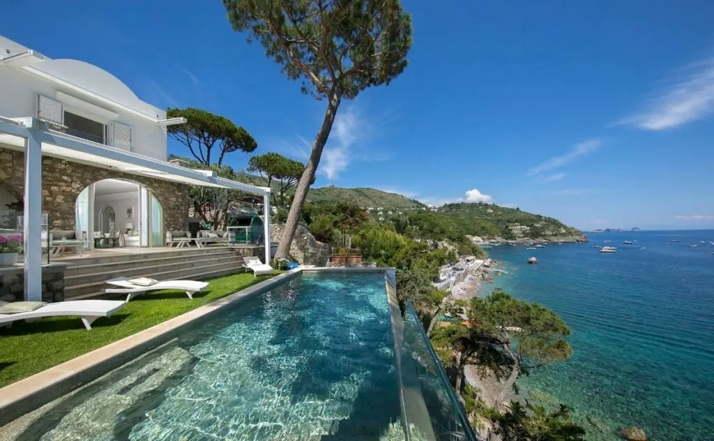 Amalfi villa with infinity pool facing ocean